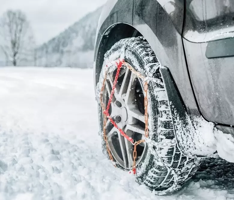 Voiture dans la neige avec des chaines