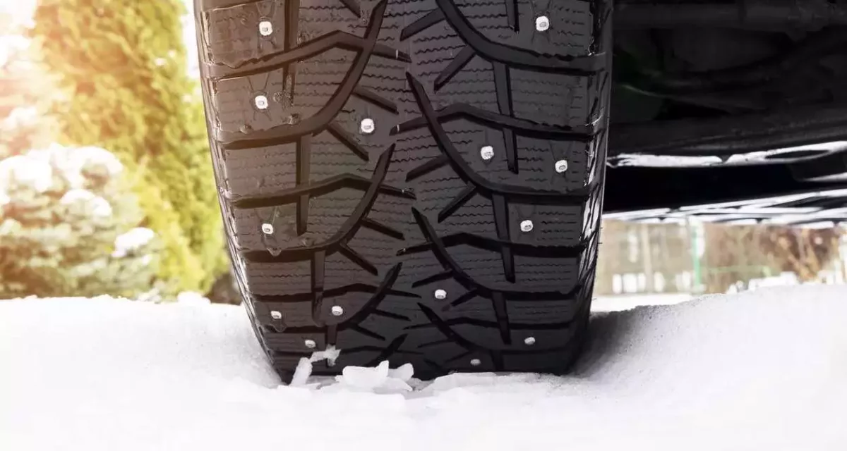 Pneus cloutés dans la neige