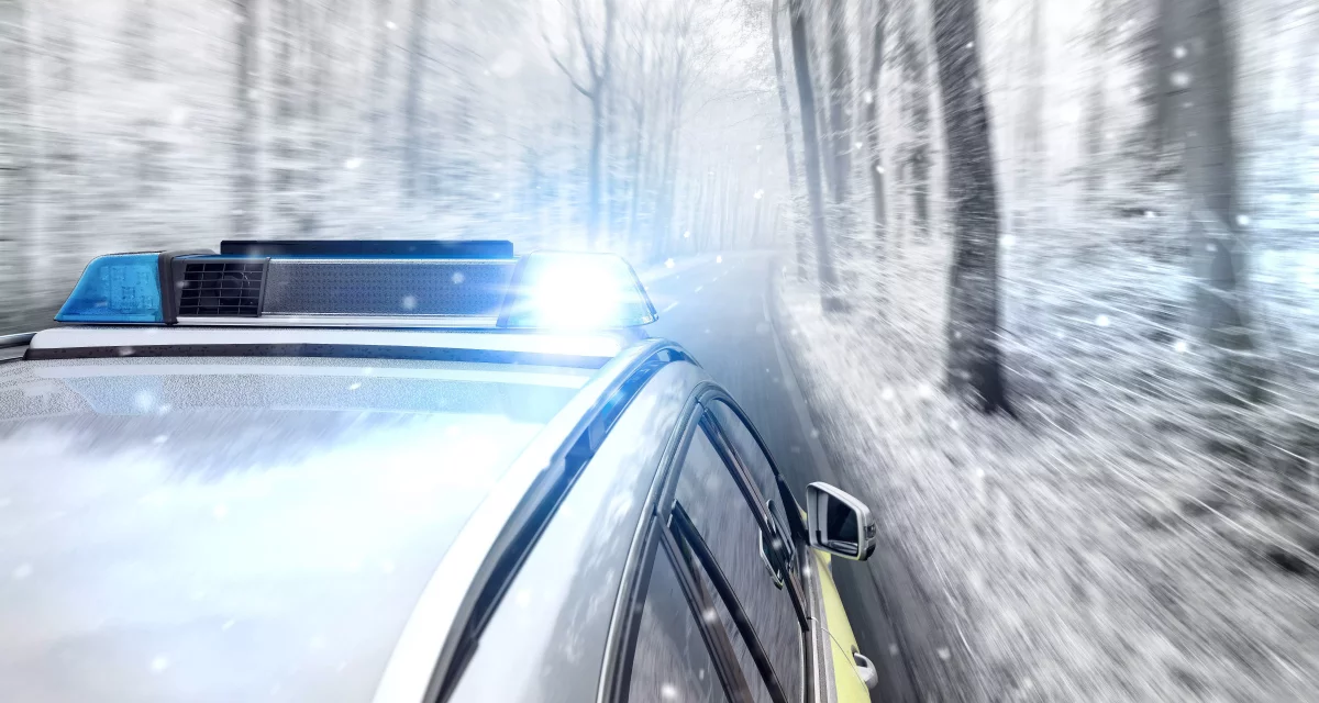 Voiture de police en hiver sur la route