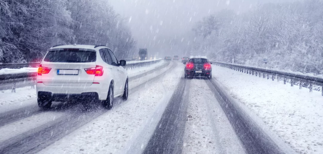 Deux voitures sur une autoroute sous la neige en hiver