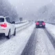 Deux voitures sur une autoroute sous la neige en hiver
