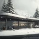 Une station essence en hiver avec de la neige, et des voitures qui font le plein de carburant.