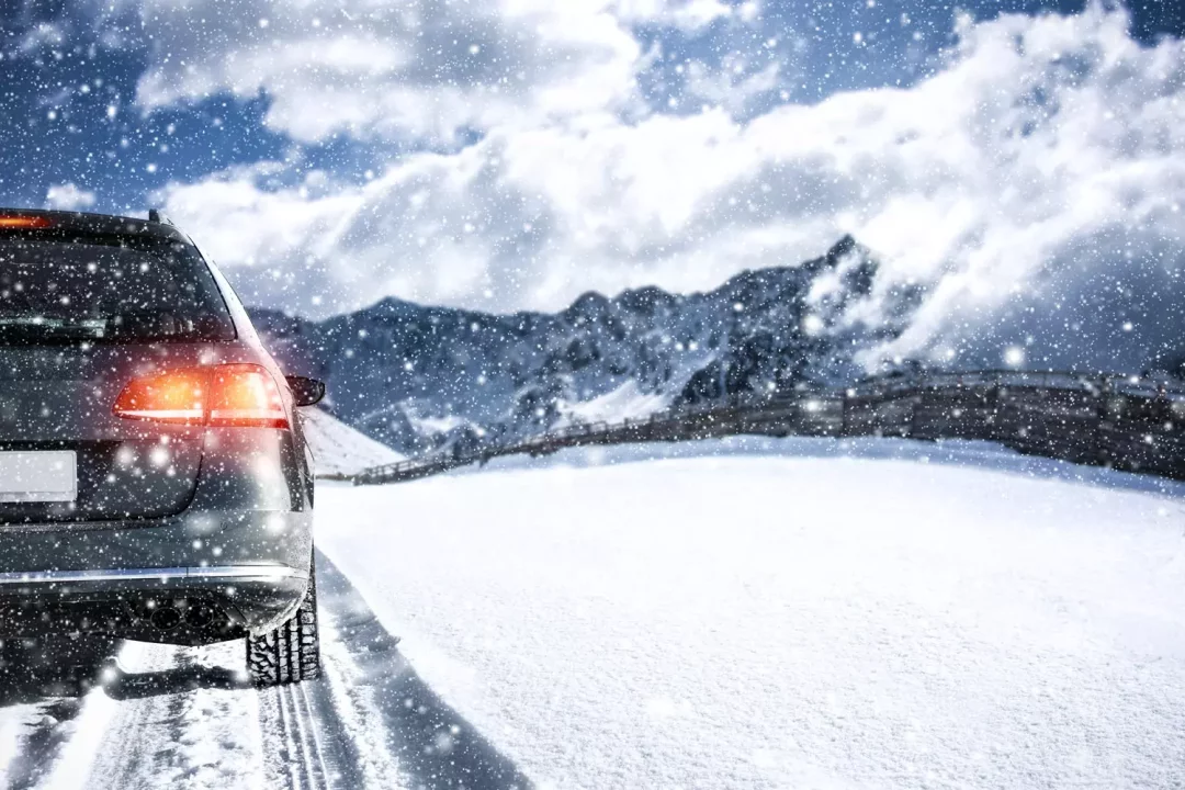 Voiture avec des pneus hiver dans la neige