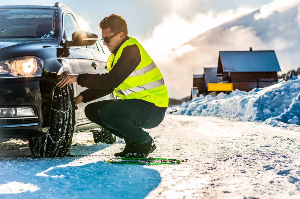 Installation de chaine neige sur une voiture