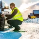 Installation de chaine neige sur une voiture